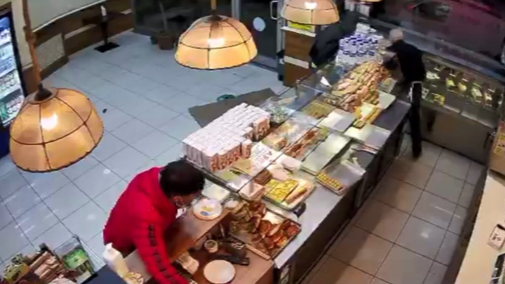Esenyurt'ta, pastane sahibini oyalayarak paraları  çaldılar