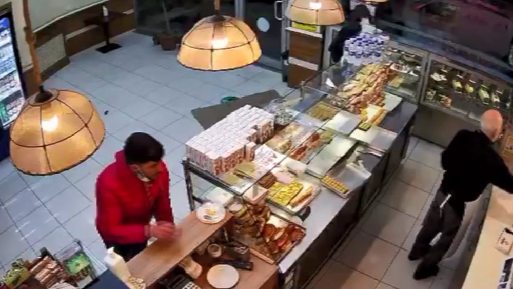 Esenyurt'ta, pastane sahibini oyalayarak paraları  çaldılar