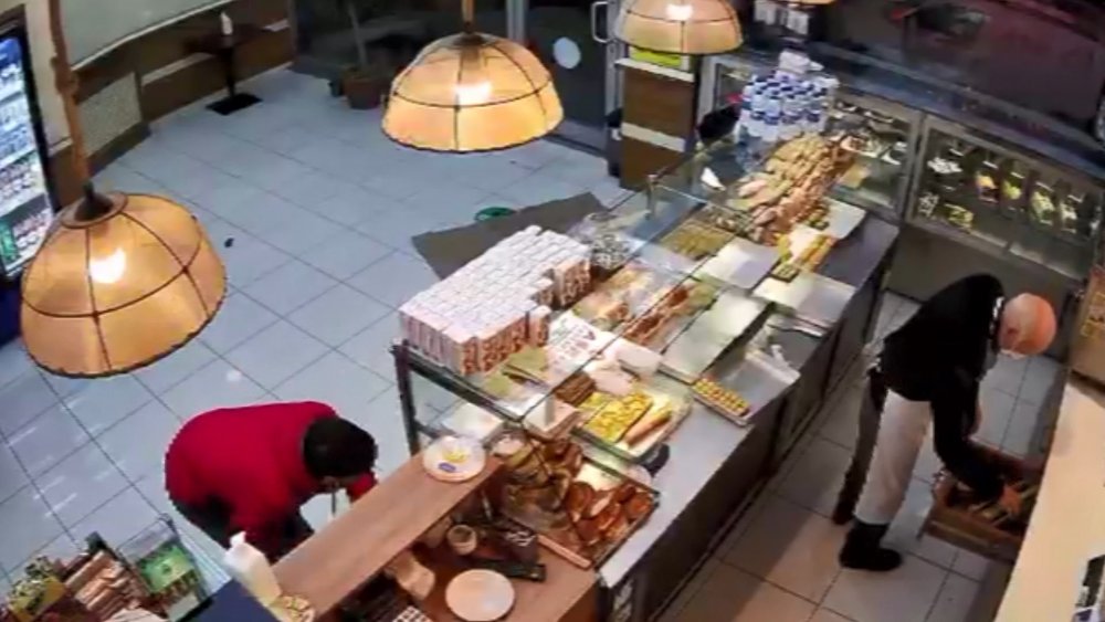 Esenyurt'ta, pastane sahibini oyalayarak paraları  çaldılar