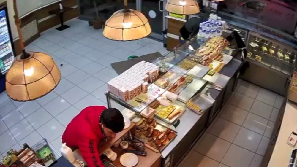 Esenyurt'ta, pastane sahibini oyalayarak paraları  çaldılar