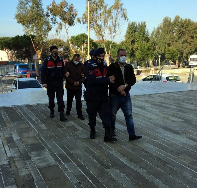 Foça'da 3 saatte 3 hırsızlık olayına karışan 2 şüpheliye güvenlik kamerası yakalattı