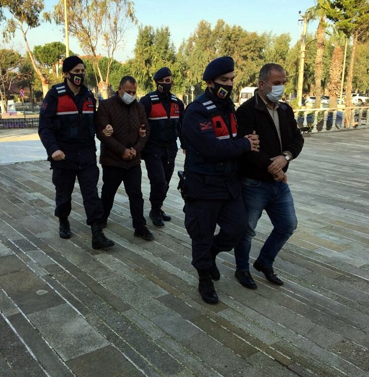 Foça'da 3 saatte 3 hırsızlık olayına karışan 2 şüpheliye güvenlik kamerası yakalattı