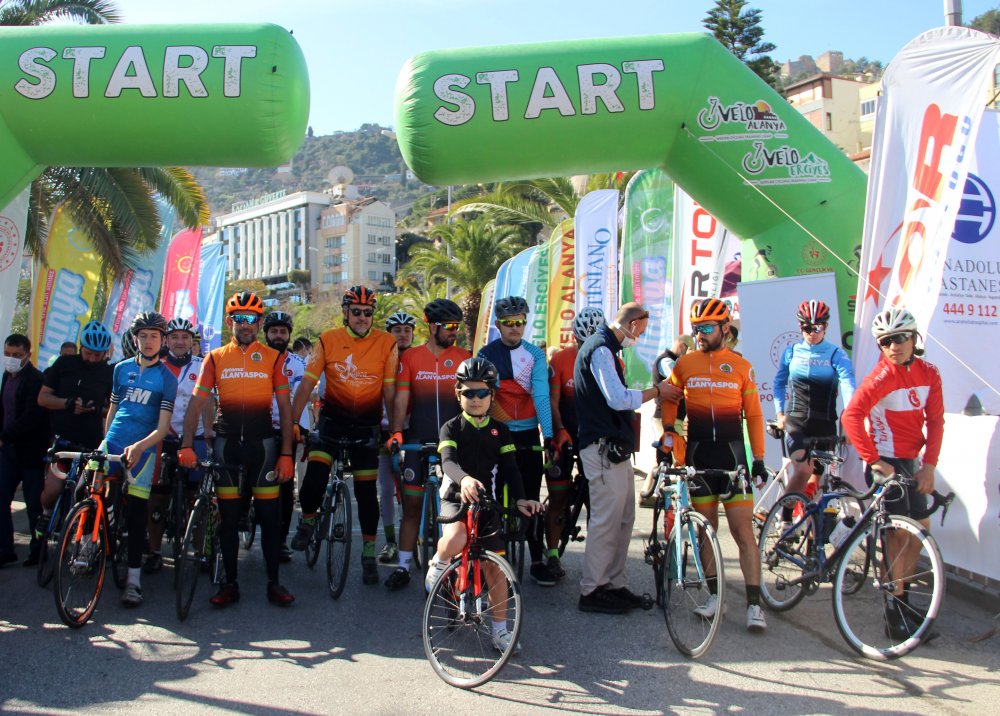 Grand Prix Yol Bisiklet Yarışları'nın Alanya etabı başladı