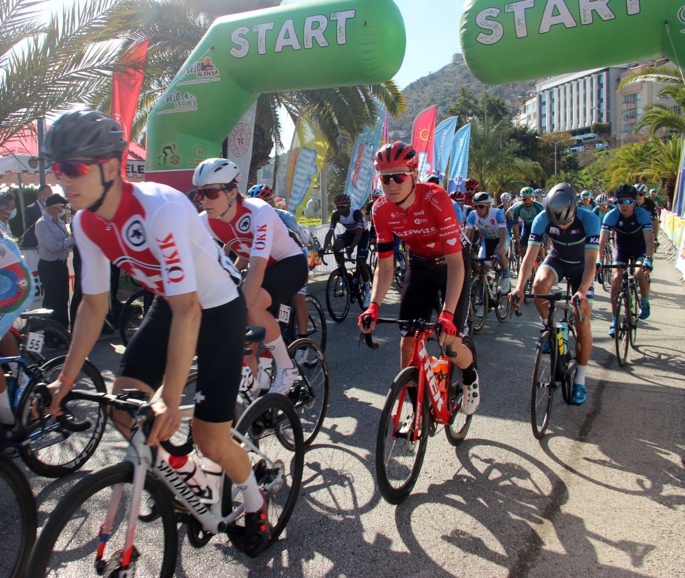 Grand Prix Yol Bisiklet Yarışları'nın Alanya etabı başladı