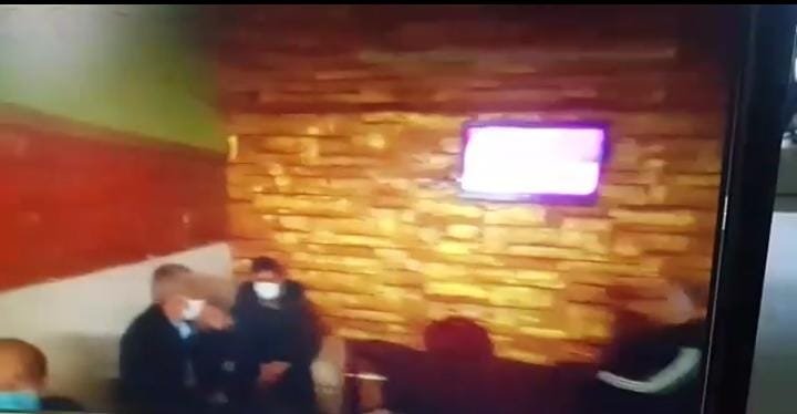 Kısıtlamada kahvehanede bulunan 17 kişiye idari para cezası