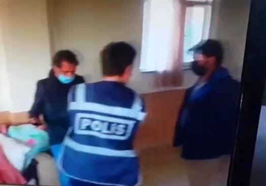 Kısıtlamada kahvehanede bulunan 17 kişiye idari para cezası