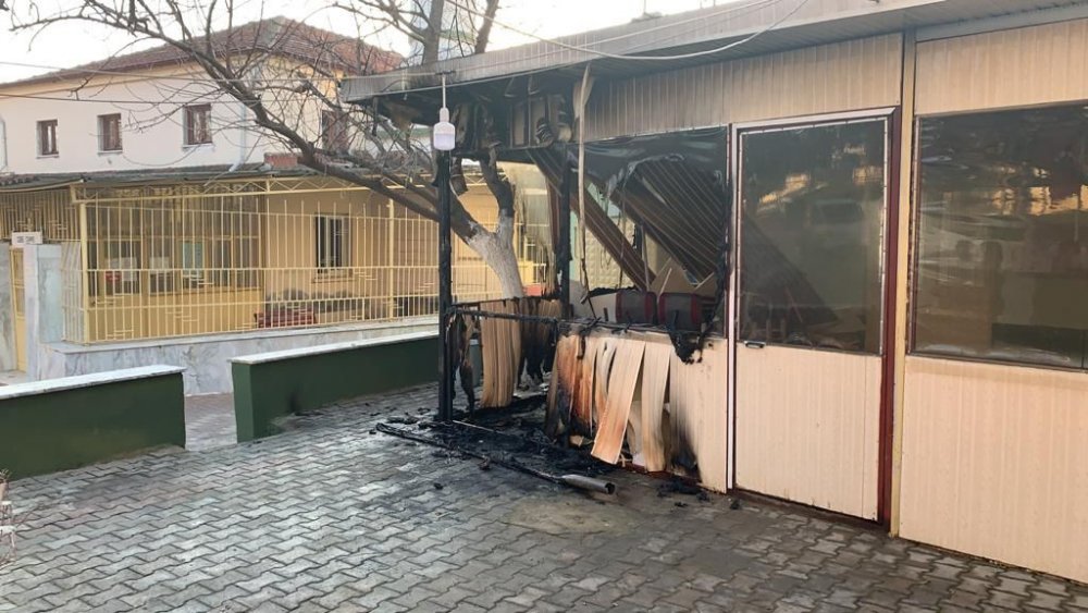 Muhtarlık binası kundaklayamayınca, muhtarın kahvehanesini ateşe verdiler