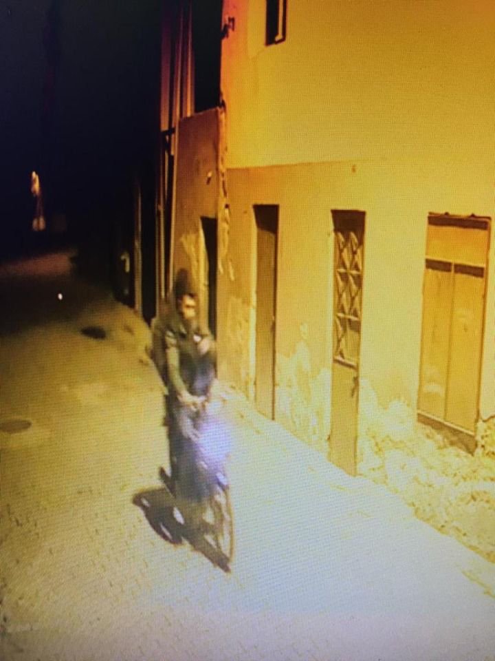 Muhtarlık binası kundaklayamayınca, muhtarın kahvehanesini ateşe verdiler
