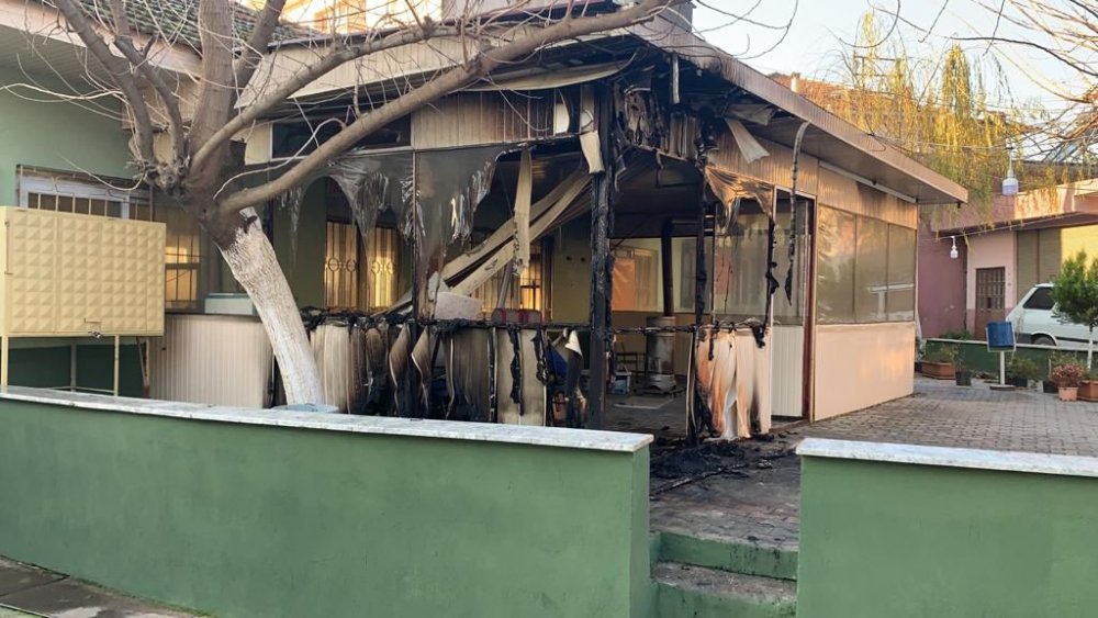 Muhtarlık binası kundaklayamayınca, muhtarın kahvehanesini ateşe verdiler