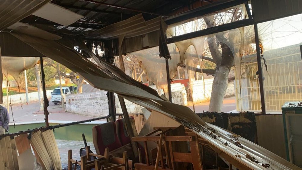 Muhtarlık binası kundaklayamayınca, muhtarın kahvehanesini ateşe verdiler