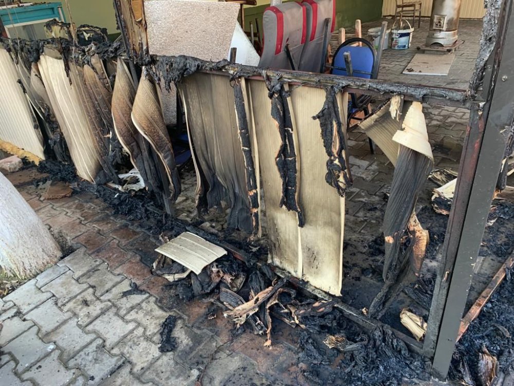 Muhtarlık binası kundaklayamayınca, muhtarın kahvehanesini ateşe verdiler