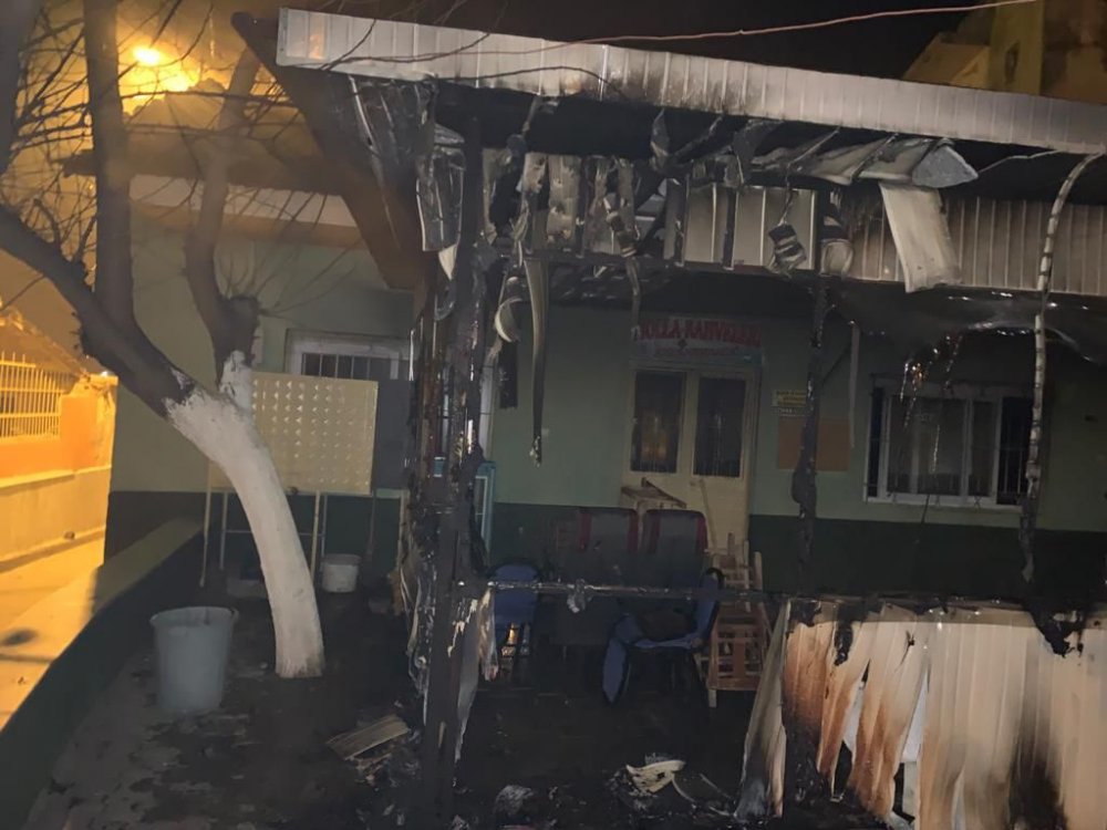Muhtarlık binası kundaklayamayınca, muhtarın kahvehanesini ateşe verdiler