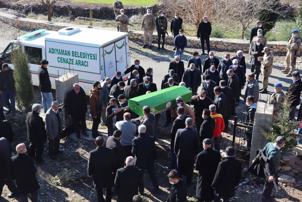 Muhtarlık seçimi ve kaçak kazı nedeniyle husumetli ailelerin çatışmasında hayatını kaybeden 6 kişi defnedildi