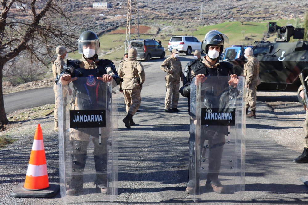 Muhtarlık seçimi ve kaçak kazı nedeniyle husumetli ailelerin çatışmasında hayatını kaybeden 6 kişi defnedildi