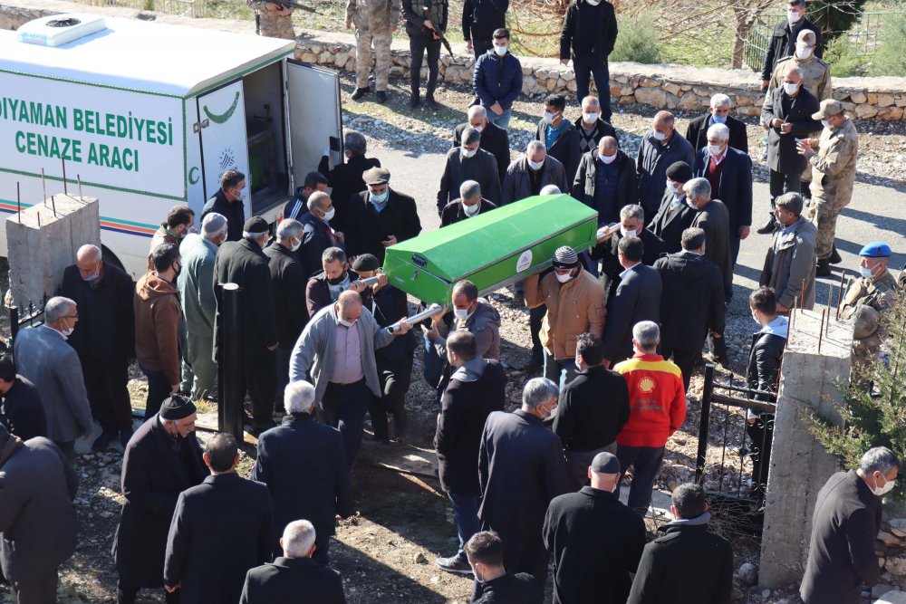 Muhtarlık seçimi ve kaçak kazı nedeniyle husumetli ailelerin çatışmasında hayatını kaybeden 6 kişi defnedildi