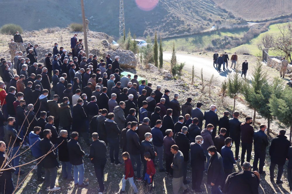 Muhtarlık seçimi ve kaçak kazı nedeniyle husumetli ailelerin çatışmasında hayatını kaybeden 6 kişi defnedildi