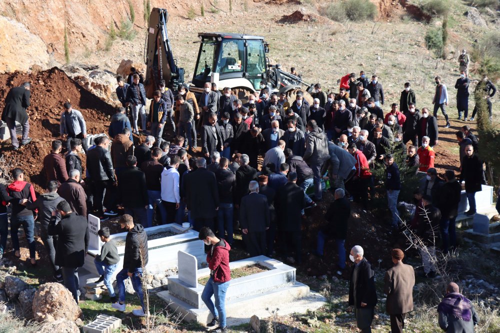 Muhtarlık seçimi ve kaçak kazı nedeniyle husumetli ailelerin çatışmasında hayatını kaybeden 6 kişi defnedildi