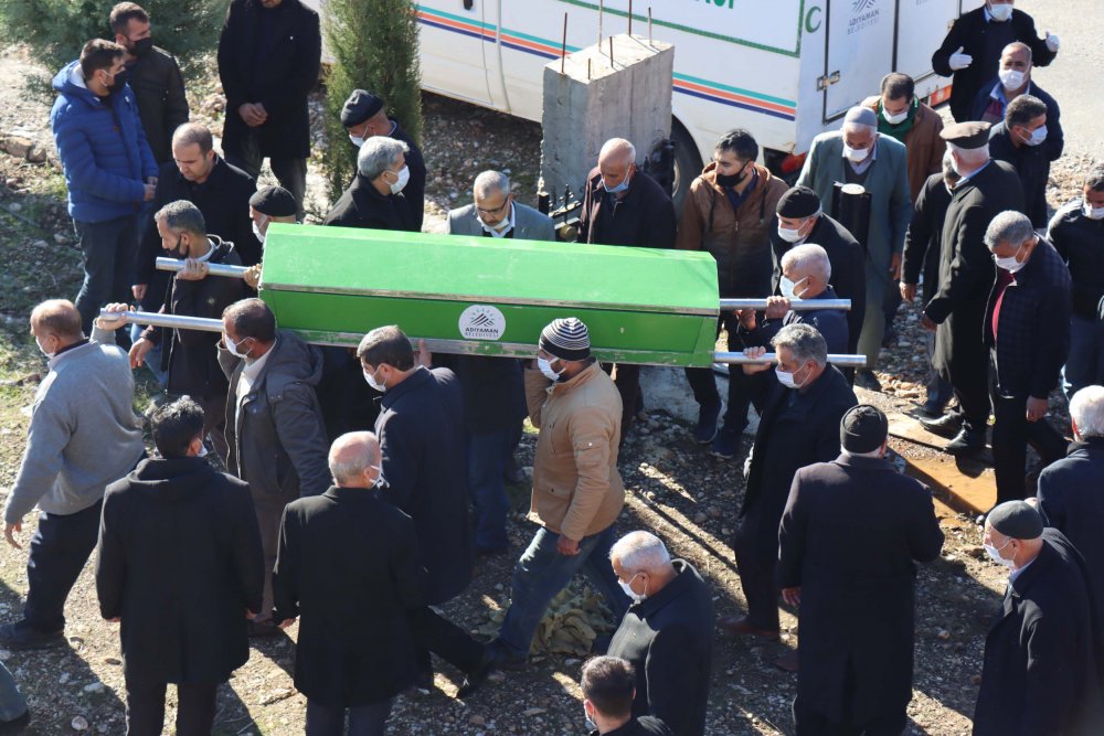 Muhtarlık seçimi ve kaçak kazı nedeniyle husumetli ailelerin çatışmasında hayatını kaybeden 6 kişi defnedildi