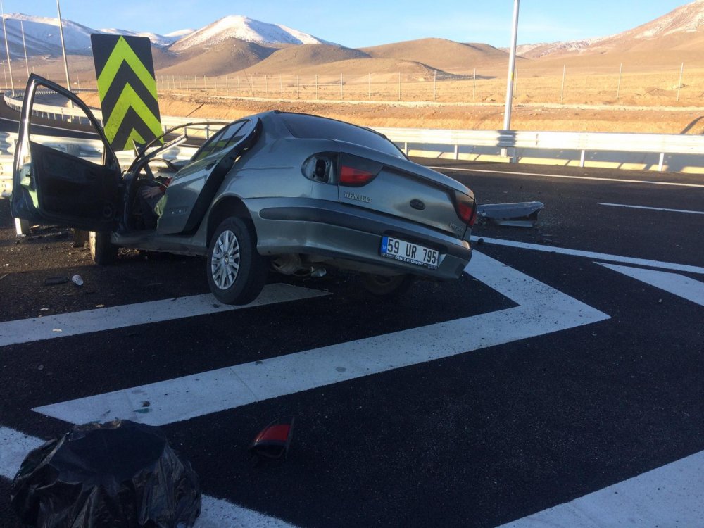 Niğde'de otomobil refüje çarptı can kayıpları var
