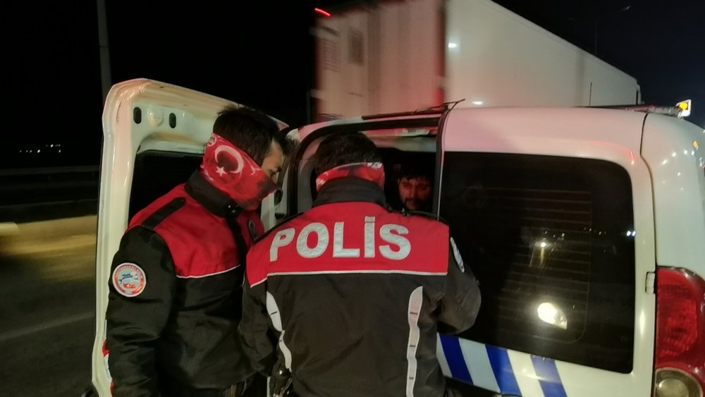 Polisten kaçan otomobede uyuşturu bulundu: 3 gözaltı