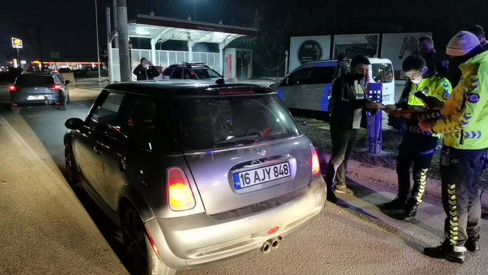 Polisten kaçan otomobede uyuşturu bulundu: 3 gözaltı