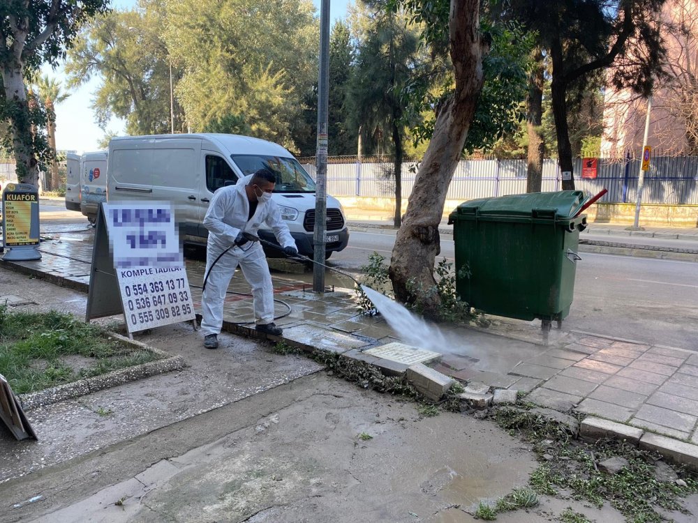 Sel felaketi nedeniyle kısıtlamadan muaf tutulan esnaf temizliğe devam etti