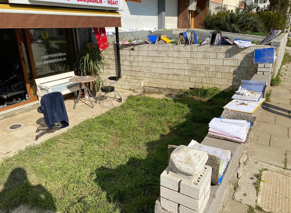 Sel felaketi nedeniyle kısıtlamadan muaf tutulan esnaf temizliğe devam etti
