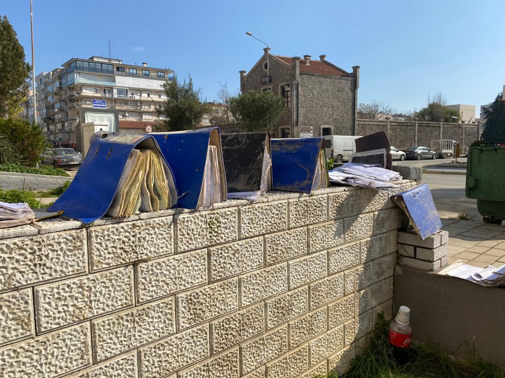 Sel felaketi nedeniyle kısıtlamadan muaf tutulan esnaf temizliğe devam etti