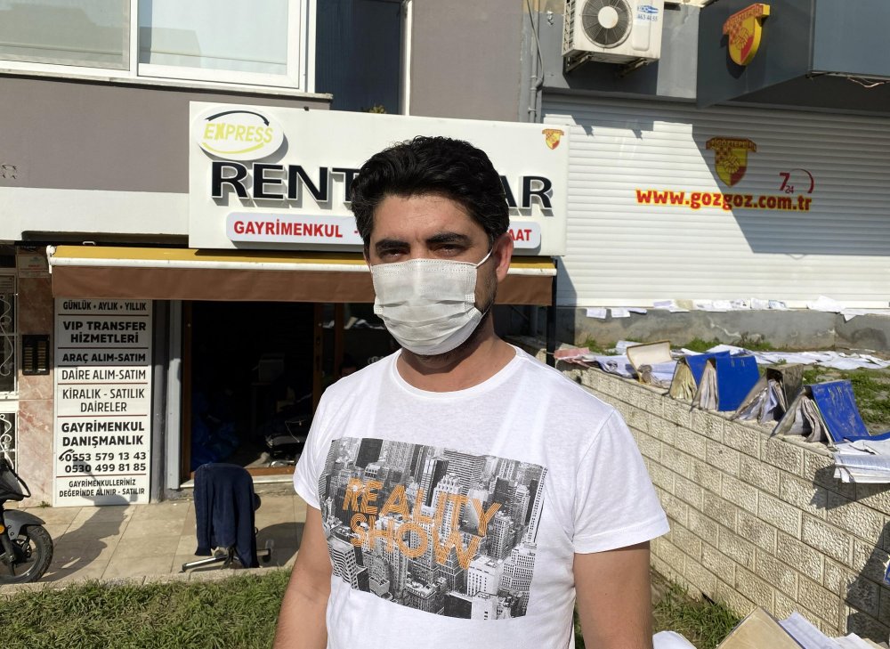 Sel felaketi nedeniyle kısıtlamadan muaf tutulan esnaf temizliğe devam etti