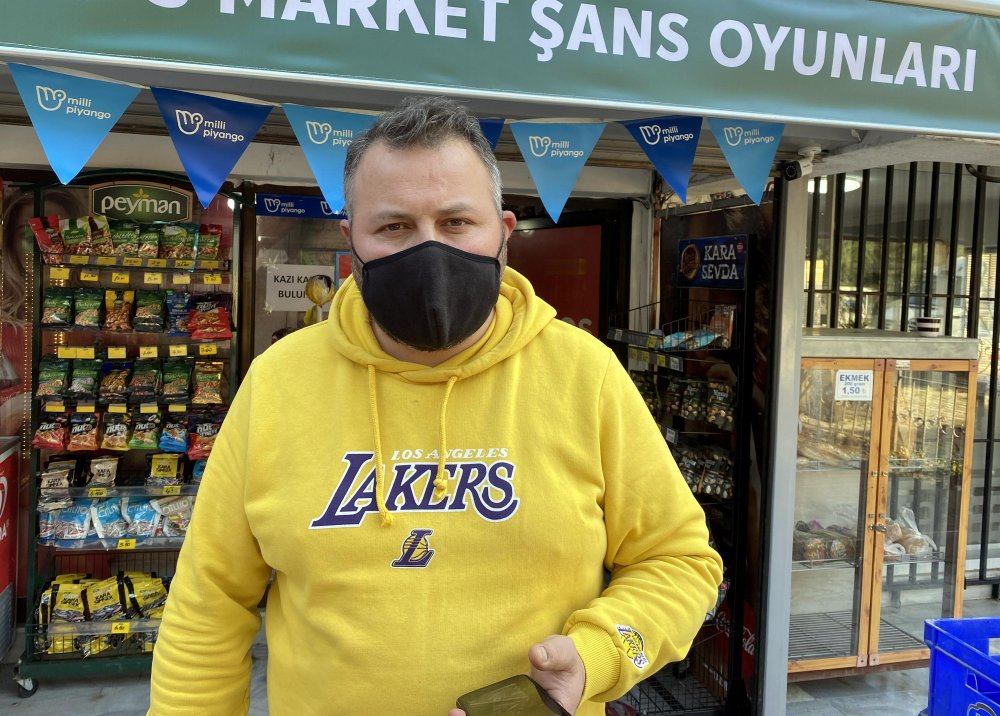 Sel felaketi nedeniyle kısıtlamadan muaf tutulan esnaf temizliğe devam etti