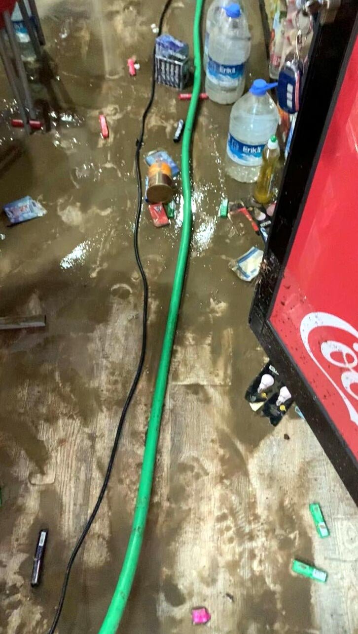 Sel felaketi nedeniyle kısıtlamadan muaf tutulan esnaf temizliğe devam etti