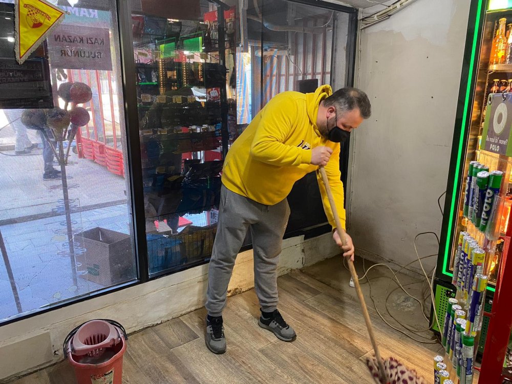 Sel felaketi nedeniyle kısıtlamadan muaf tutulan esnaf temizliğe devam etti