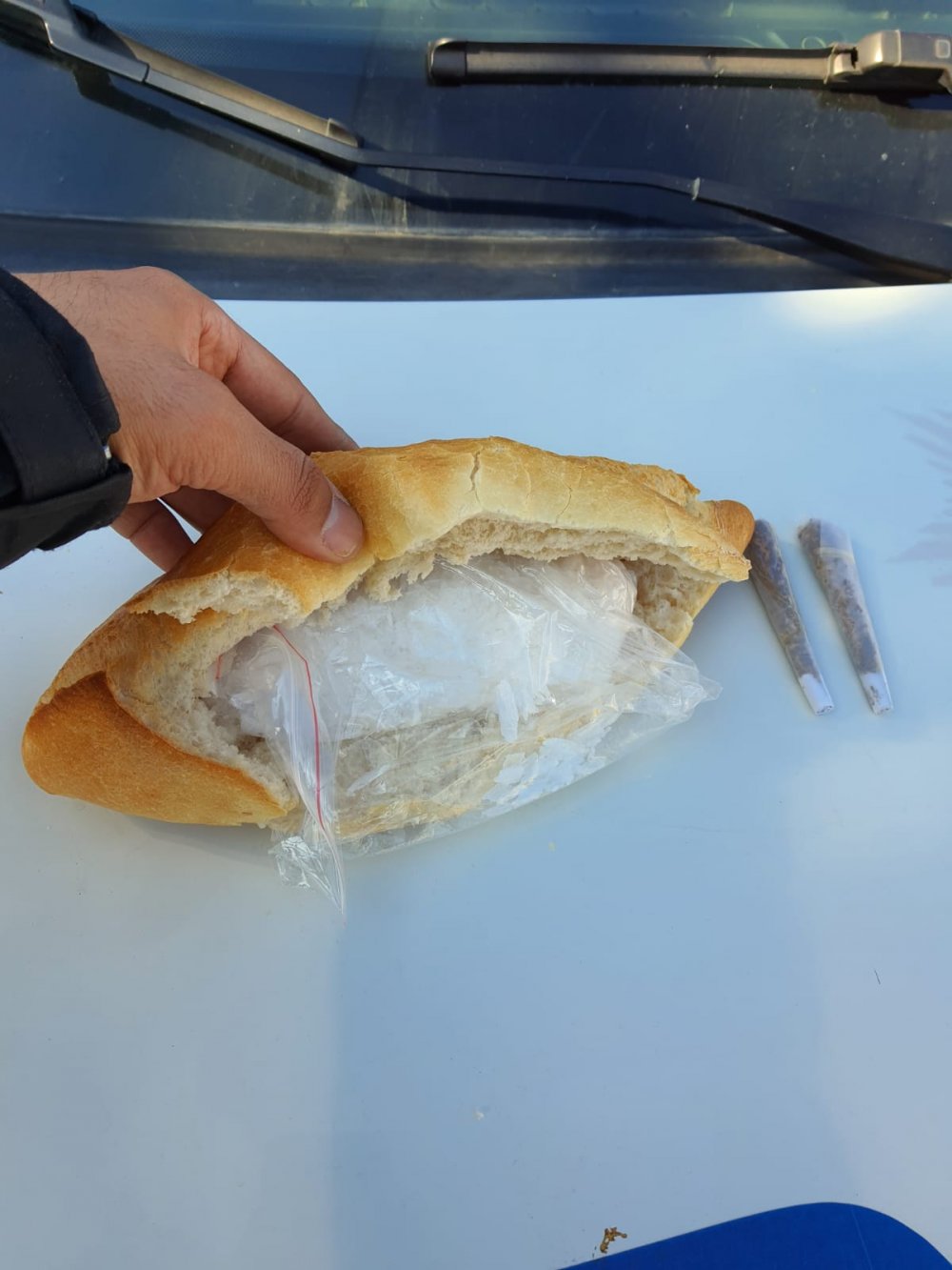 Ankara'da ekmek arasında uyuşturucu sevkiyatına 2 gözaltı