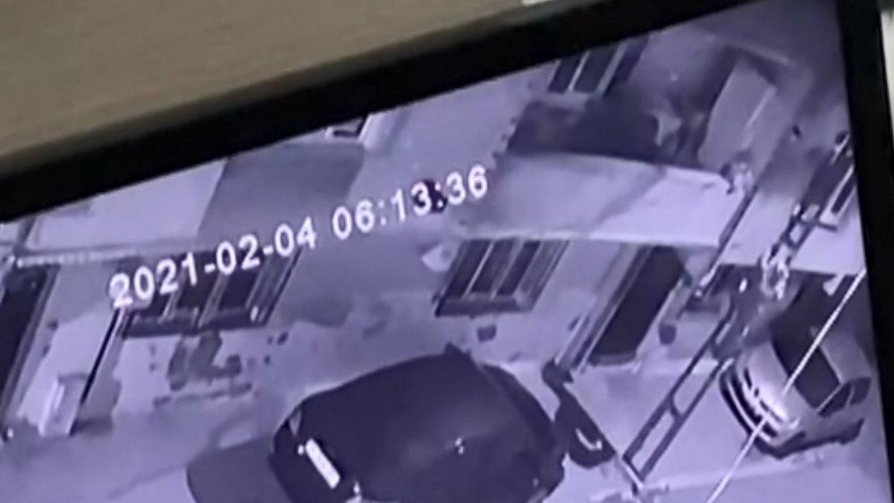 Avcılar'da, aydınlatma direğini merdiven gibi kullanan hırsız güvenlik kamerasında