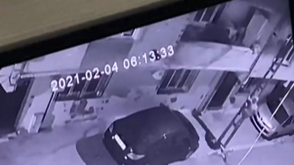 Avcılar'da, aydınlatma direğini merdiven gibi kullanan hırsız güvenlik kamerasında