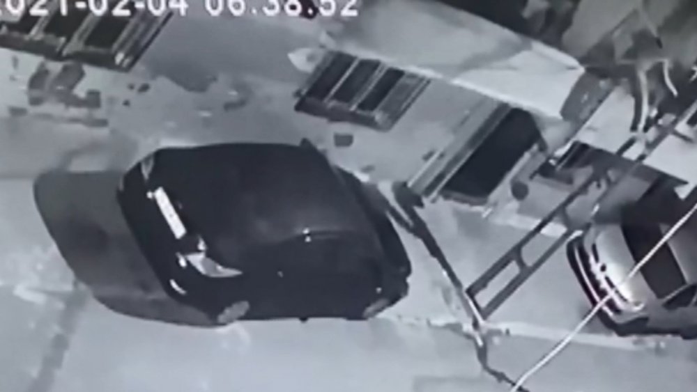 Avcılar'da, aydınlatma direğini merdiven gibi kullanan hırsız güvenlik kamerasında