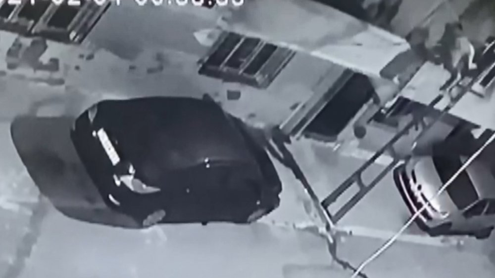 Avcılar'da, aydınlatma direğini merdiven gibi kullanan hırsız güvenlik kamerasında