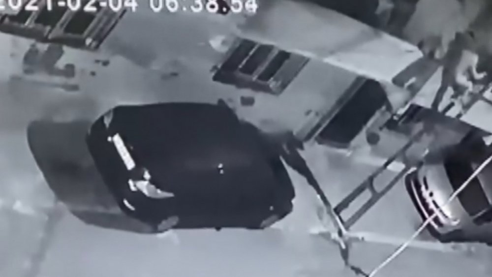 Avcılar'da, aydınlatma direğini merdiven gibi kullanan hırsız güvenlik kamerasında