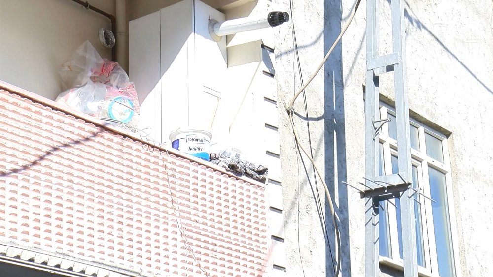 Avcılar'da, aydınlatma direğini merdiven gibi kullanan hırsız güvenlik kamerasında
