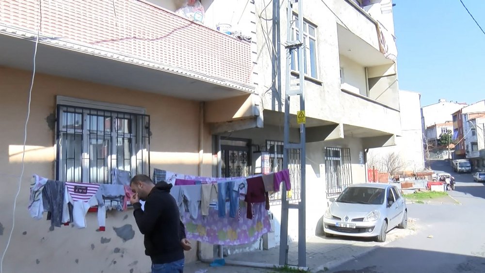 Avcılar'da, aydınlatma direğini merdiven gibi kullanan hırsız güvenlik kamerasında