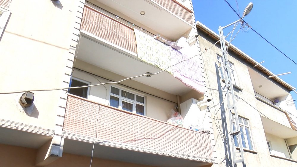 Avcılar'da, aydınlatma direğini merdiven gibi kullanan hırsız güvenlik kamerasında