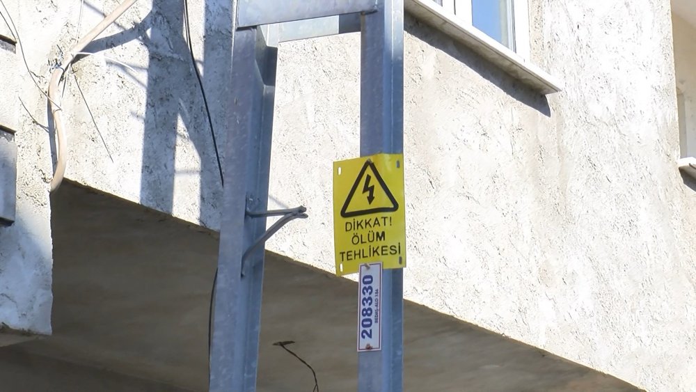 Avcılar'da, aydınlatma direğini merdiven gibi kullanan hırsız güvenlik kamerasında