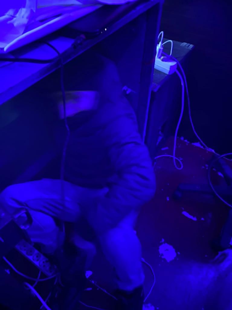 Eğlence mekanına baskın: Polisten kaçmak için mutfak tezgahının altına saklandılar