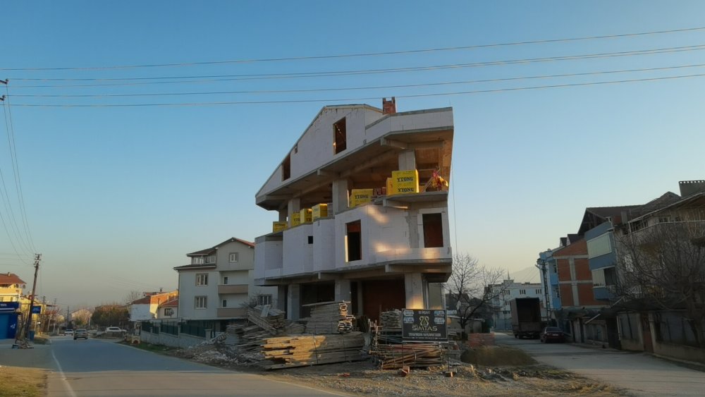 İnşattın çatı katından düşen işçi ağır yaralandı