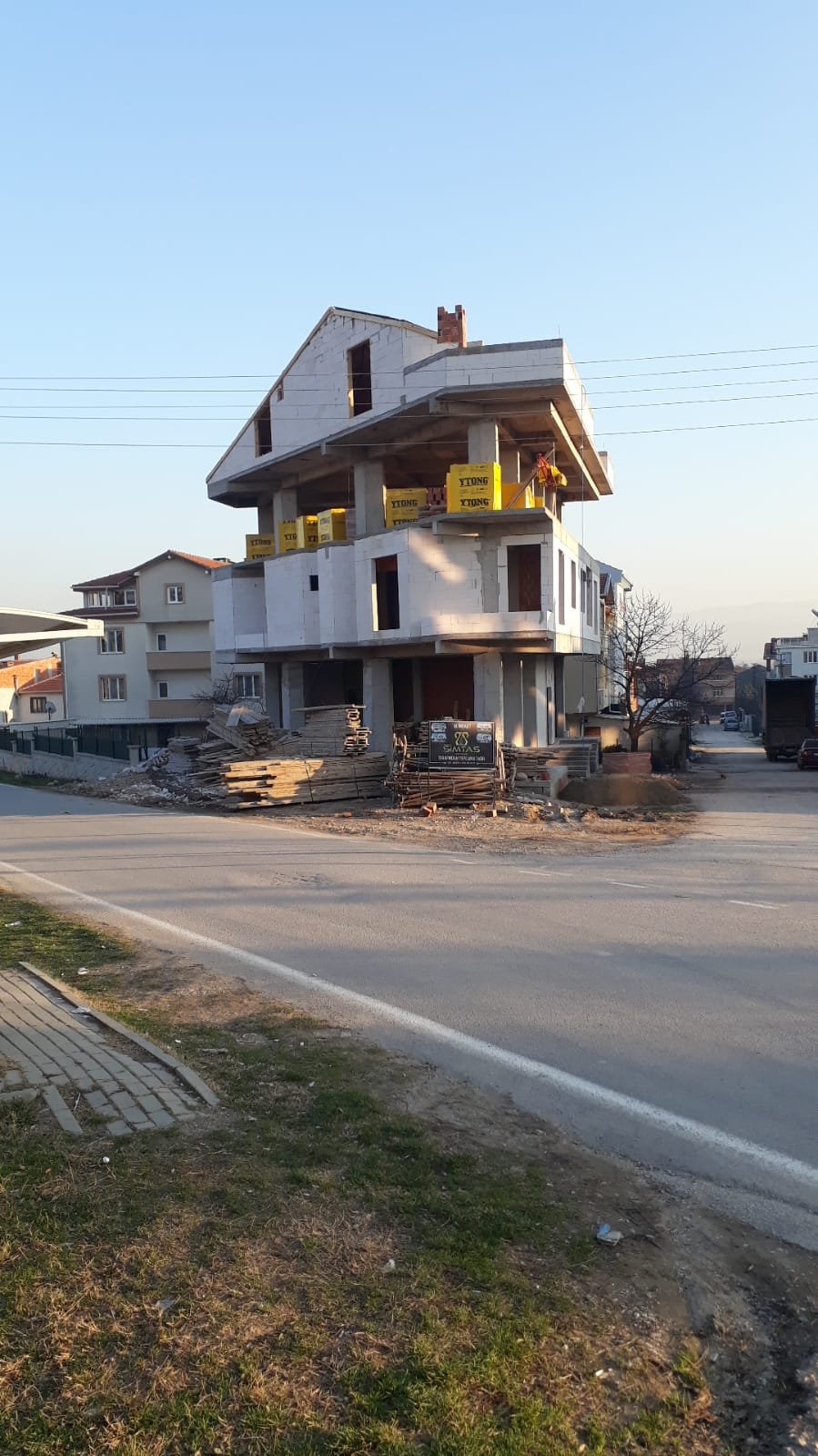 İnşattın çatı katından düşen işçi ağır yaralandı