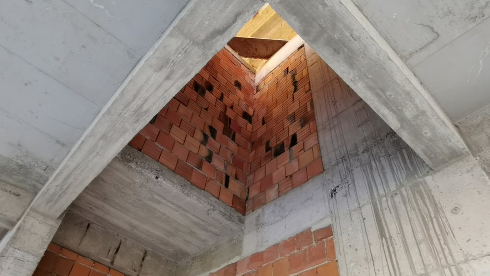 İnşattın çatı katından düşen işçi ağır yaralandı