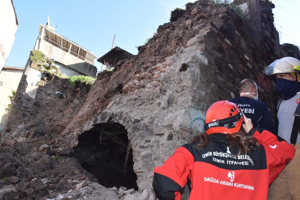 İzmir'de atıl haldeki sinagog bitişikteki evin üzerine yıkıldı