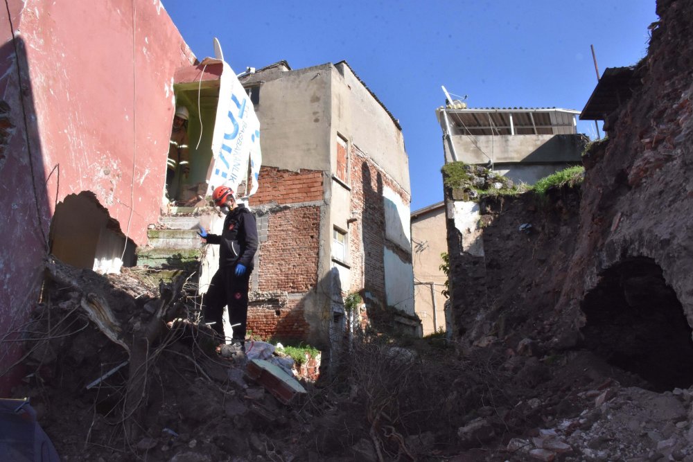 İzmir'de atıl haldeki sinagog bitişikteki evin üzerine yıkıldı