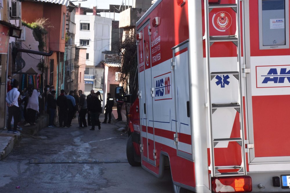 İzmir'de atıl haldeki sinagog bitişikteki evin üzerine yıkıldı