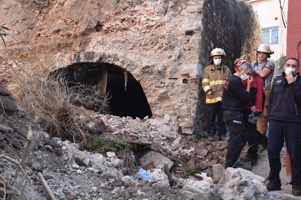 İzmir'de atıl haldeki sinagog bitişikteki evin üzerine yıkıldı